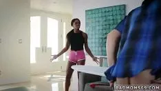 忙于过度保护种族基本互动的性伙伴