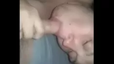 Mamma legt haar gumshoe in haar verbalis