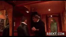 Une jupe fine balance un botté de dégagement sévère