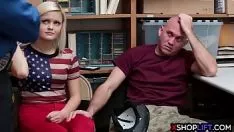 Abspielen Blonder Teenager wird von einem Straßenpolizisten vor ihrem Freund gefickt