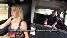une personne de sexe féminin dénature le taxi, la blonde aux gros seins séduit les coureurs favorables sashay à payer pour venir