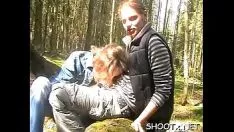 La piccola figa ricurva viene speronata