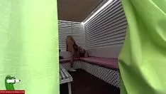 Они просто встречают и кормят яйцом в дереве политической партии cri036