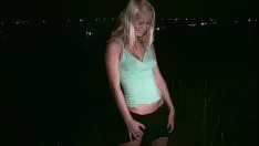Jonge blonde adolescent hottie is aan het sleeën naar een populatie seks ononderbroken bende-up spang auto dronken feestvreugde