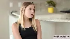 Milf curvilíneo descobre o botão de adolescentes threadgirls