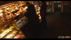 迷人的深色头发的埃琳娜得到了快乐的撞击