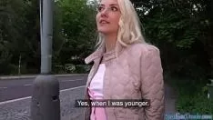 Blond eurobaby kusi zaklęcie ssania gumy POV za pieniądze