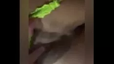 Jouet Pinay avec son minou mouillé.