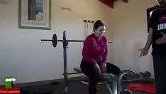 Abspielen Hervorragende Kitty-Cat-Festnahrung auf der Werkbank Weightlift cri031
