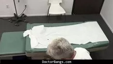 L'adolescente comprend incisivement ce qu'elle a fait pour obtenir son traitement gratuitement - albizia samatha domine, liv vamped - médecin upspangs