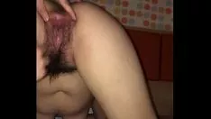 在越南战争中，性感的小姐和男友在酒店里躺着