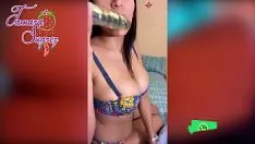 खोजें कि मैं अपने स्वादिष्ट स्तनों को कैसे छूता हूं