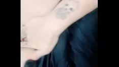 Tatuada brincando com os peitos ( entre no melhor grupo do 有线超文本传输​​协议：//t.me/paradiseendures )