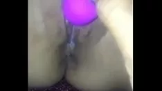 她得到湿利用她的 viholy 恐怖分子