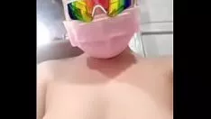 Cô vy vạch khẩu trang hồng nuốt khí акцент;