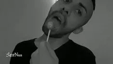 吸在美味的糖衣上