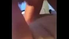 Mama fierbinte o ia pe campionul fiilor în sala de facultate