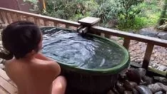 Feminilidade viajando sozinha. banho ao ar livre com flores de cerejeira e bpodiumo