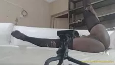 वह वेबकैमिंग के बारे में करती है