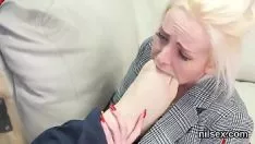 不正当的裙子被带出孔口诱杀舱口进行不愉快的处理