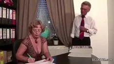 Играть Бабушка и дедушка тоже жестко трахаются