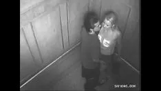 一对躺在电梯里，那里是电视摄像机