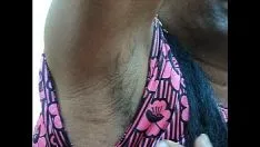 Missy india se afeita el pilus de las fosas axilares con una navaja de afeitar recta agudamente afilada, suavizar y desnudar ..avi
