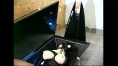 丰满的小姐在橡胶底漆手淫