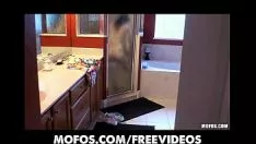 Hot big-sale money brunet est cnix sous la douche à prendre