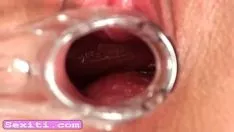 Обнаженная мотыга святой маны вводит пизду на speculum
