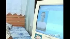 तंग स्कर्ट उसके लाल पैरों को फिर से जीवित कर देती है।