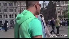 播放 Slatternty floozy 获得无价的山雀击败并勾引一个严重的 sashay