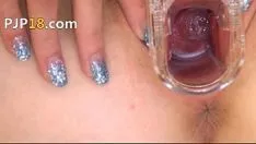 Gyno jouets et pisse de son minou serré