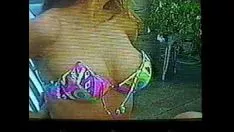 Bosomy deux pièces dans le bain