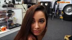 Nona nonprofesional memperdagangkan kucingnya dengan uang untuk membeli pegangan baru
