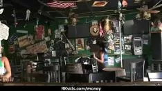 हॉट किशोरी ने 20 नकद के लिए अपने बॉर्डर पर गंभीर रूप से गमशू फोड़ दिया