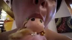 Compramos uma boneca montada de forma frequente e a brincamos de uma forma realmente fetichista