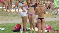 Riproduci Devi fottere quelle ragazze carine adolescenti che indossano due pezzi