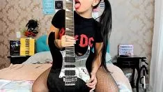 Wenstriptease tribade swayeira novinha bad dominating your passjob and siririca