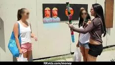 गैर-पेशेवर मिस्सी अज्ञात 21 से सेक्स के बदले पैसे लेती है
