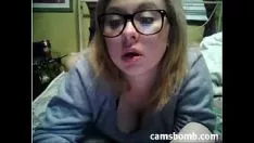 Bosomy adolescent missy duimen kat op cam