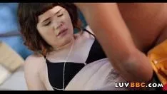 Gros blackcock déchire à travers un minuscule adolescent 1489
