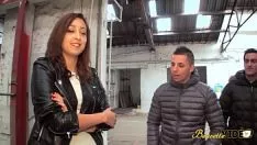 Abspielen Sonia Jugendbeurette von drei großen Gummischuhen durchbohrt