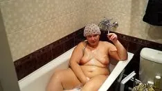 Milf grasă fumează o țigară în timp ce stă întinsă în baie. vrei la ea? fetiș de acasă. amator. pawg.