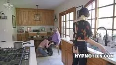 Vrouwen in huis mogen hun kutje niet verbergen | hypnoteen