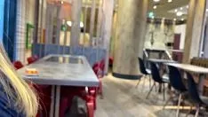 Milf geeft zo slordig die handjob :p zo veel beter dan alleen fastfood :) riskante publieke actie!