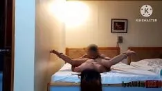 热辣的素人夫妇铁杆他妈的和激烈的猫舔。