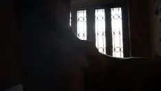 A garota bengali tania fudeu forte no cachorrinho e depois levou o pau na bunda pela primeira vez