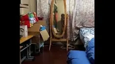 Vaibhav 在立镜的倒影中自慰并射精