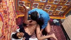 Redare Un cuplu indian fericit real făcând dragoste în misionar cu linge de păsărică și săruturi romantice